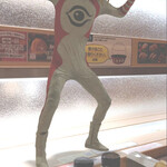 はま寿司 - ベルトコンベアで横移動する巨人、タローマンである