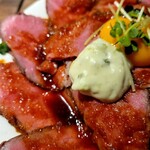 八重洲ワイン倶楽部 - ローストビーフ丼肉増量