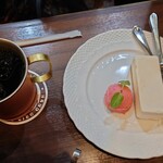 星乃珈琲店 - 濃厚レアチーズケーキ ラズベリーソルベ添え480円と＋280円によるドリンクセットのカフェインレスアイスコーヒー