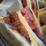 グリーティング - ミートソース見たいなものとトマトと卵、焼いたパンにはさまれてます。