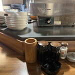 串カツ 青山七丁目 - 串入れとソース、にんにく醤油、塩