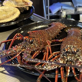 享用使用伊势龙虾作为套餐或单品的菜肴。
