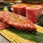 Yakiniku Uson - 3.5センチ厚切り芯タン、特上厚切りハラミ