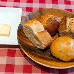 ブラッスリー ル ボン ヴィーヴル - 進々堂のパン　2個目以降はバターと一緒に。