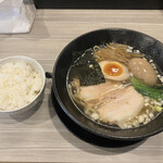 麺屋 みのまる - 料理写真:塩・平打麺 半ライス