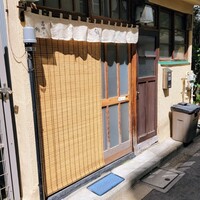 高柿の鮨 - 表通りから路地を入ったところ、新大橋通りや人形町通りから近いのに人通りもなく静かです