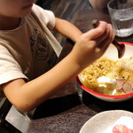櫻井中華そば店 - スプーンを上手に使って食べる我が子
