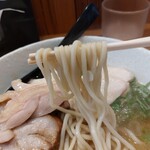 らーめん専門 和海 - 中細麺、多加水麺でツルツルの食感