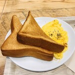 CAFE 山と海と太陽 - トーストは厚切り、スクランブルエッグ