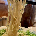 中華蕎麦 春馬 - 中太ちぢれ麺をリフトUP⤴️