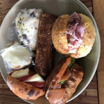 パン・ドゥ・マルシェ - ベーコンチーズ、アボカドサーモン、トマトモッツァレラ、マカデミアナッツとミルク、オランジェ、フロランタンレーズンサンド