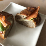 パン・ドゥ・マルシェ - アボカドサーモン