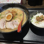 Ramen Futaba - 紅味噌らーめんAセット（肉味噌小丼、味玉ハーフ）