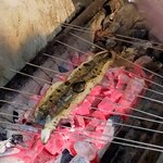 うなぎのいとう - 串を両手で持って平行に返します。