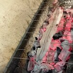 うなぎのいとう - 焼きます！頭がまだビクビク動いていますヮ(ﾟдﾟ)ォ!