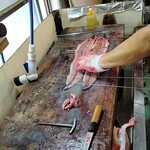 うなぎのいとう - 大将は2尾まとめて串打ち。