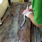 うなぎのいとう - 関西は腹から開きます。関東は背から開く。