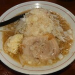 Kaeru - らーめん  野菜少なめ  玉ねぎ多め  背脂多め  にんにく  生たまご