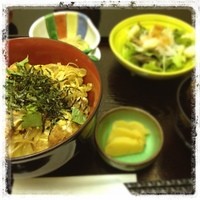 和食處　雲海 - 丼定食。900円。
                今日は、カツ丼でした。
                ホテルのランチで、コーヒー付きでこの価格ならありですね。(^^)