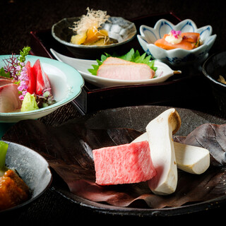 We offer three types of Kaiseki dishes recommended for banquets and entertainment. All you can drink ◎