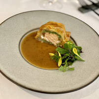 IZA - サーモンのパイ包み(サーモンの周りは大葉とホタテのムース。ソースは、マスタードシード)