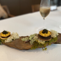 IZA - 最初のお皿(タルト、サワークリーム、柿、キャビア、ディル)