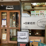 Danieru - お店の出入り口