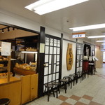 両隣が売店になっています。