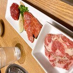 焼肉問屋　くに家 - 日替わり三種盛りランチ/1,600
            タン、ミスジ、ハラミ