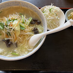 味平 - 高原野菜ラーメンとセットのサラダ、漬物