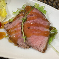 神戸牛すてーきIshida. LINKS　UMEDA店 - ローストビーフの油が美味しい、柔らかい。下の水菜と玉ねぎも良質。