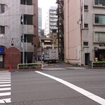 ビリヤニ大澤 - 遠景(ほのかと駐車場の間の階段を降りるとお店)