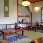 志多美屋本店 - お座敷にはサイン色紙が。