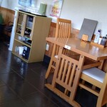 志多美屋本店 - 2名用卓とセルフ給水コーナー♪