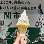 関サービスエリア（上り線）テイクアウトコーナー - 関牛乳ソフト