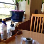 志多美屋本店 - 窓側の2名席に着席