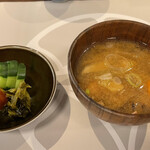 とんかつ 蒼樹 - 漬け物、豚汁(お代わり可)