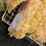 とんかつ 蒼樹 - 断面は、やや強めに火が通り脂が多い