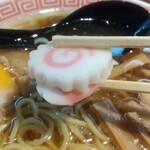 中華そば えもと - ナルト何故か2枚