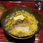 京味 もと井 - 蒸しアワビと銀杏豆腐に菊花のお椀