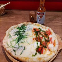 エサカイタリアン オカムー - シラスと九条ねぎのピザとマルゲリータのハーフアンドハーフ