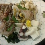 のぼる - 車海老、ツブ貝、タコの刺身。車海老は身を食べてもしっぽがピクピクするほどの新鮮さ！！！　しっぽと足は唐揚げに。カリカリ美味しい（＾◇＾）