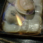 のぼる - 焼き蛤。お皿の上で火がメラメラと燃え盛る一品。