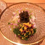 御料理 まつ山 - 渡り蟹　オクラのソース　キャビア　菊の花（黄＆紫）　菊菜（春菊）