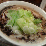 らー麺屋台 骨のzui - まっ黒まー油のとんこつらー麺大盛650円