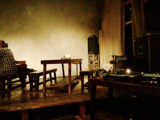 Abangirudo - Ur食堂の日はステージにテーブルがあって右にDJブース【'13.4】