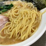 横浜ラーメン 大山家 - 大橋製麺の中細ストレート麺。