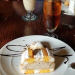 レストラン ペニーレイン つくば店 - スコーン付きでデコレーションしてくれます。こちらのケーキはシナモンの香り漂う珍しいケーキです✨