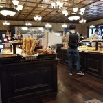 レストラン ペニーレイン つくば店 - パン売り場。品数が多い。レジをして貰うのに5分くらい並ぶ位繁盛していました。