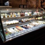 レストラン ペニーレイン つくば店 - ケーキのショーケース。店内食でもテイクアウトでもどちらでも選べます。